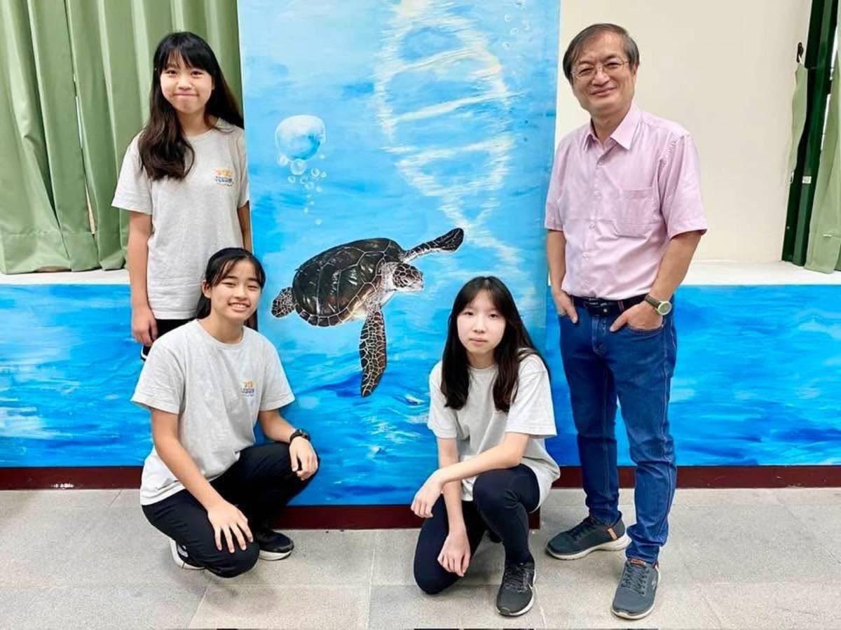 學生感謝陳英杰老師(右一)從旁引導，讓她們從點子變成論文、從好奇走向成果