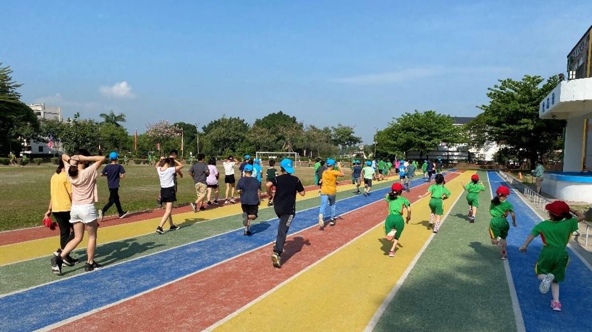 112學年度視力保健績優學校-優等-屏東縣萬丹鄉四維國民小學-晨間運動戴帽保護眼睛