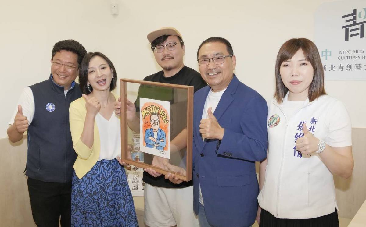 新北青創中和藝文基地邀請插畫家KAIMIN（圖中）現場為侯市長繪製似顏繪。