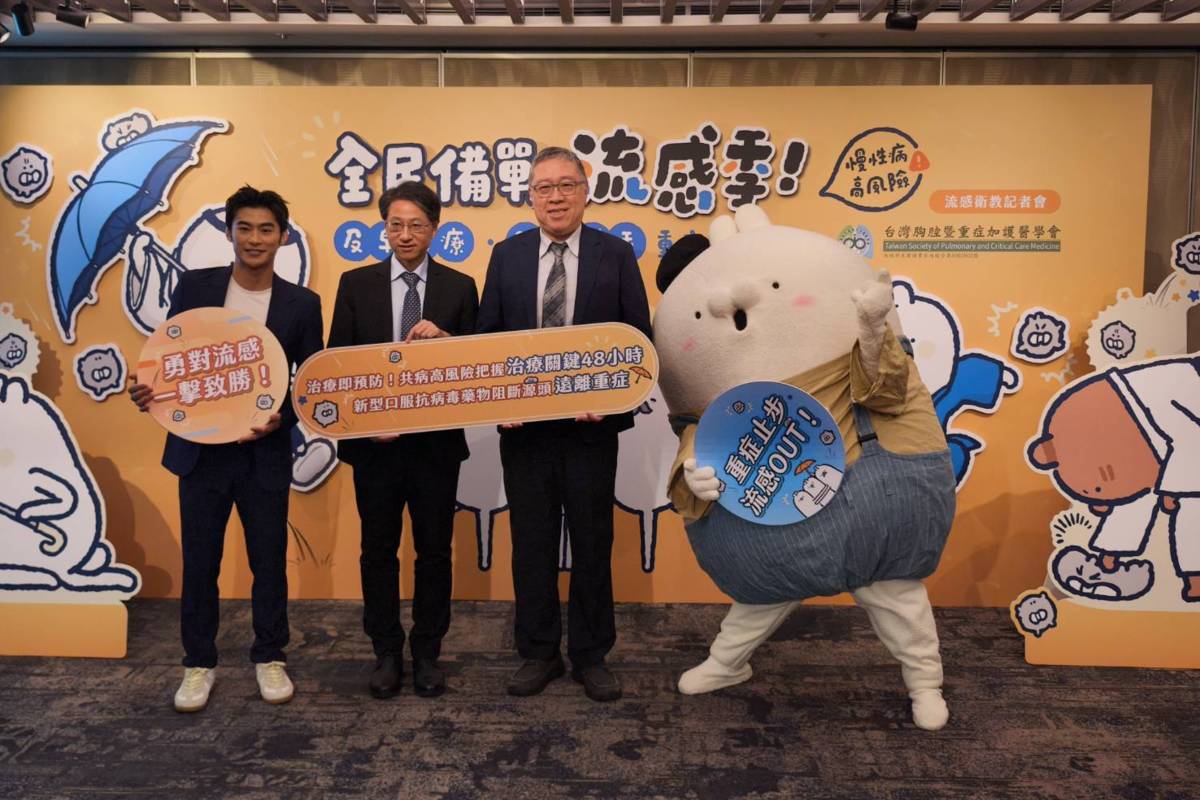 台灣胸腔暨重症加護醫學會攜手柔道國手楊勇緯(左)、人氣角色醜白兔(右)宣導流感防疫，以保護自己。
圖為活動合影，右二為台灣胸腔暨重症加護醫學會理事長陳育民、左二為北榮醫師馮嘉毅。