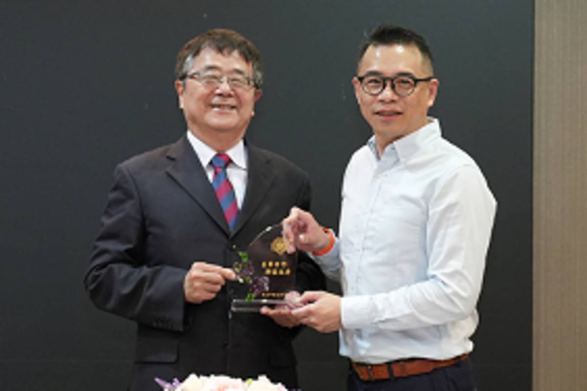 興大校長詹富智（左）致贈臺灣西門子軟體工業董事長陳晧璋（右）感謝牌