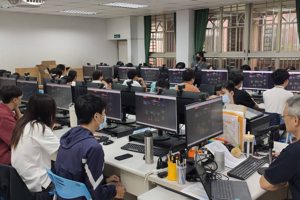 課程內容涵蓋了n8n平臺操作、資料爬蟲與API串接及生成式AI應用與著作權議題等