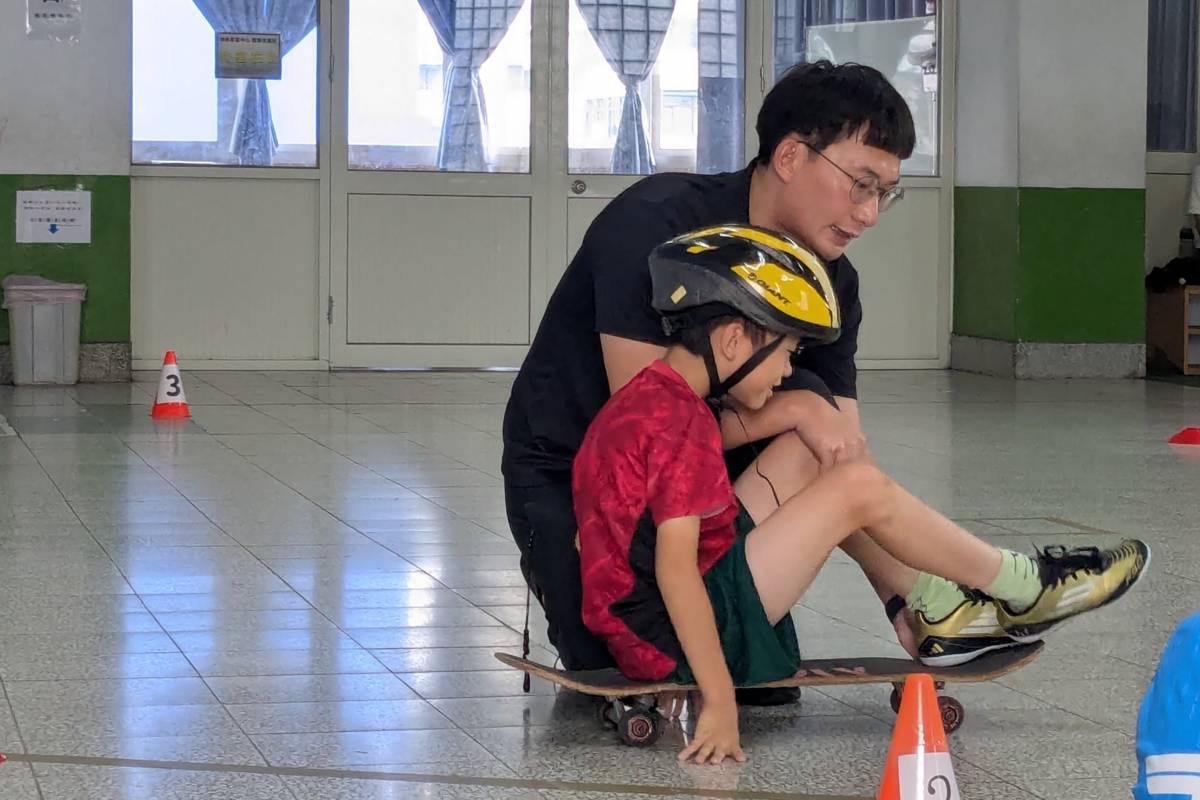 蔡綠麒老師指導學生用滑板模擬立式划槳運動（SUP）