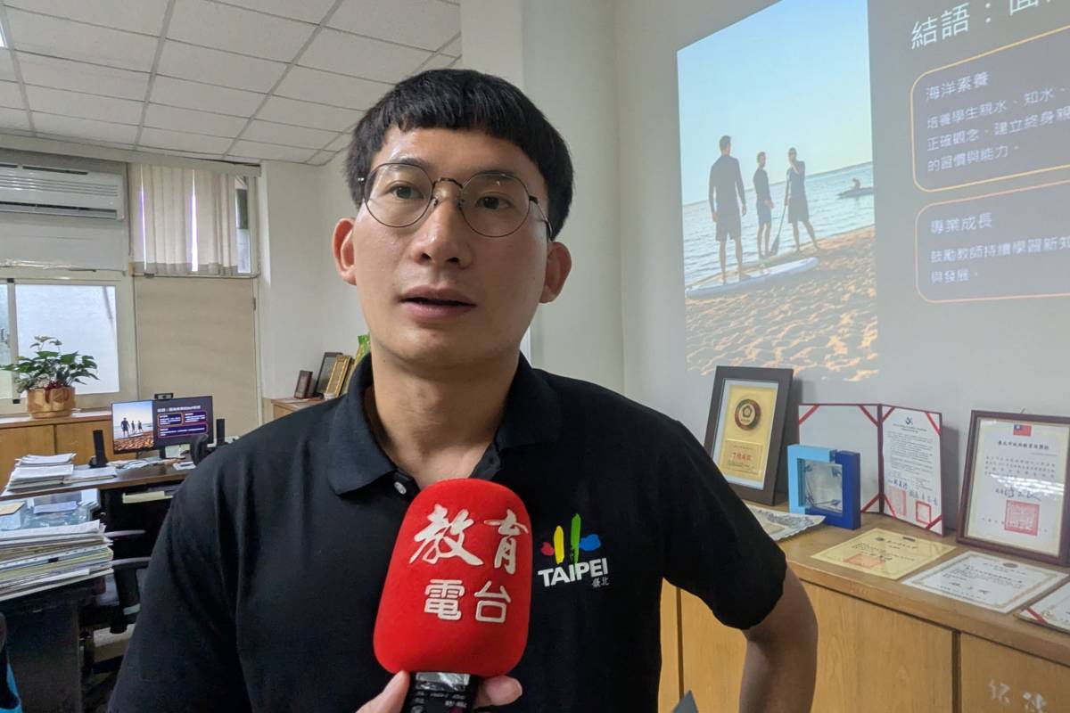 蔡綠麒老師表示，透過「陸上行舟」課程能訓練學生的平衡感，並培養面對海洋的冒險精神
