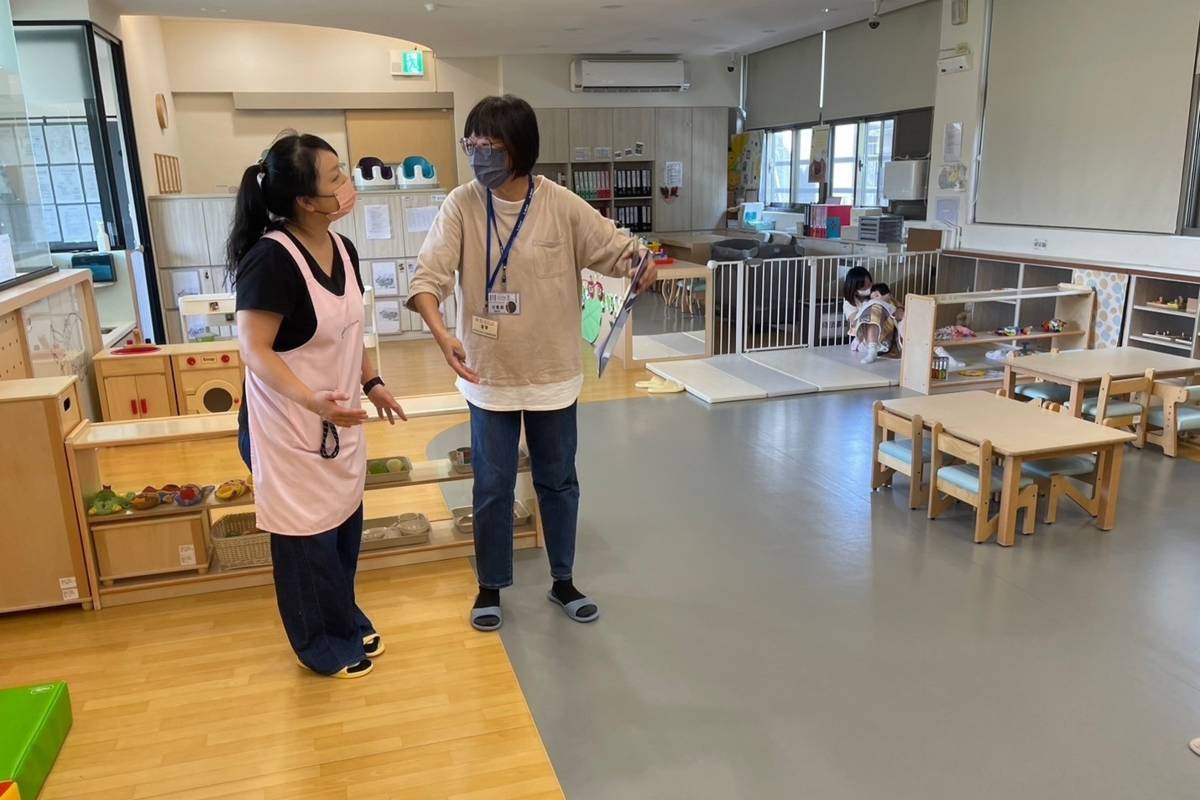 新竹市政府攜手國立清華大學幼兒教育中心專業團隊針對新竹市78家托嬰中心進行訪視輔導。（新竹市政府提供）