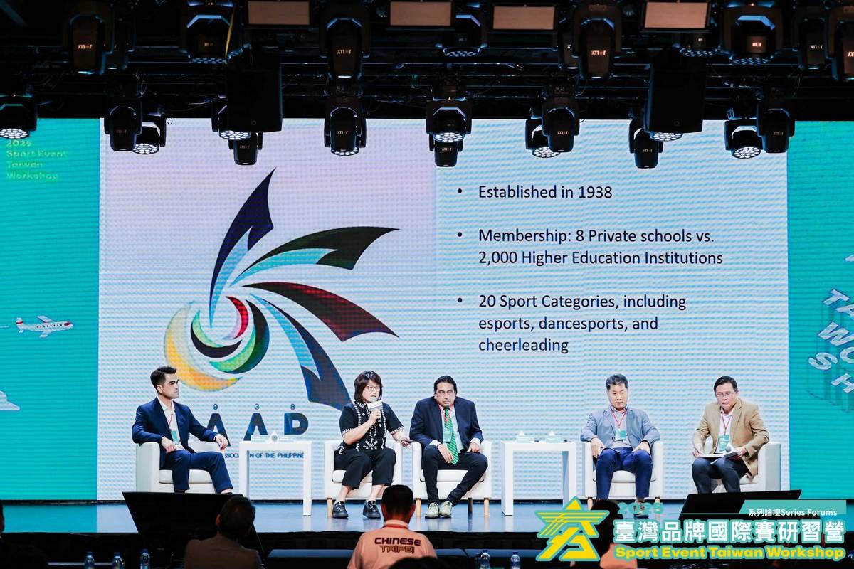 國際論壇邀請國內外專家學者分享水域賽事結合城市特色的行銷城市作法。(左起為亞洲運動管理協會Dittachai Chankuna執行委員、Geraldine Bernardo執行委員、Govindasamy Balasekaran財務長、Yun Seok Choi秘書長及國立高雄大學張景弘教授)
