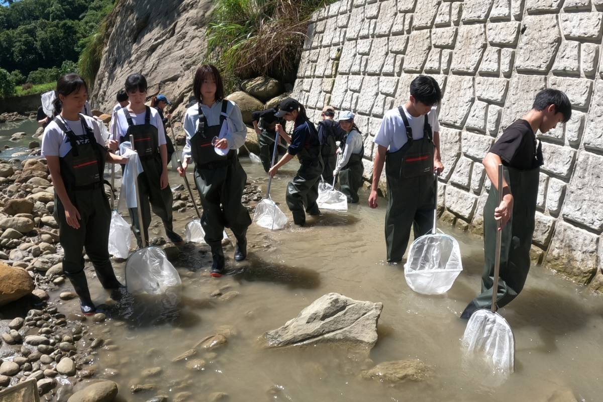 日本本庄高校訪南一中 跨國交流河川生態研究
