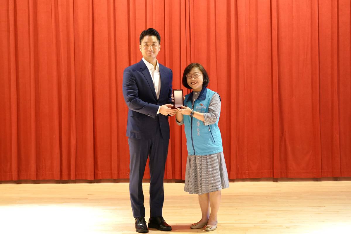 蔣萬安市長頒發鐸光紫心紀念章給服務年滿24年的古亭國小邢小萍校長