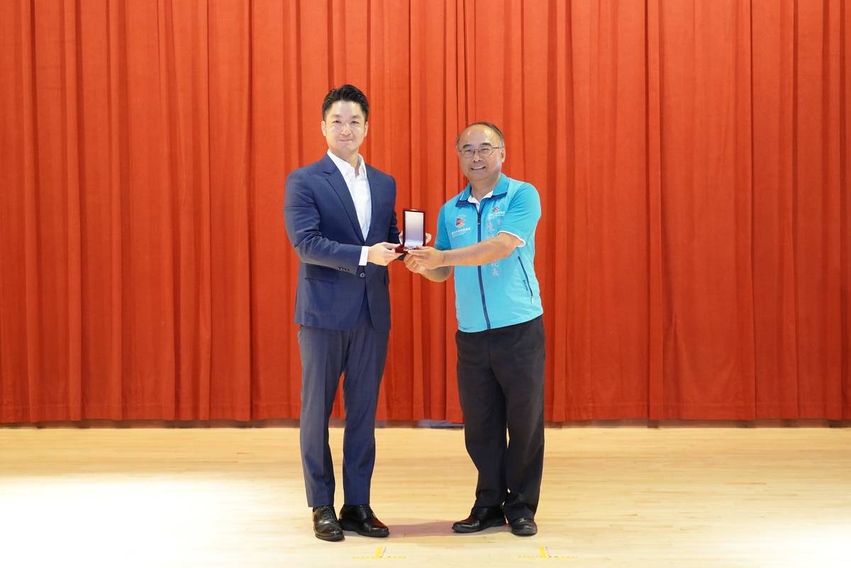 蔣萬安市長頒發鐸光紫心紀念章給服務年滿24年的博愛國小陳順和校長