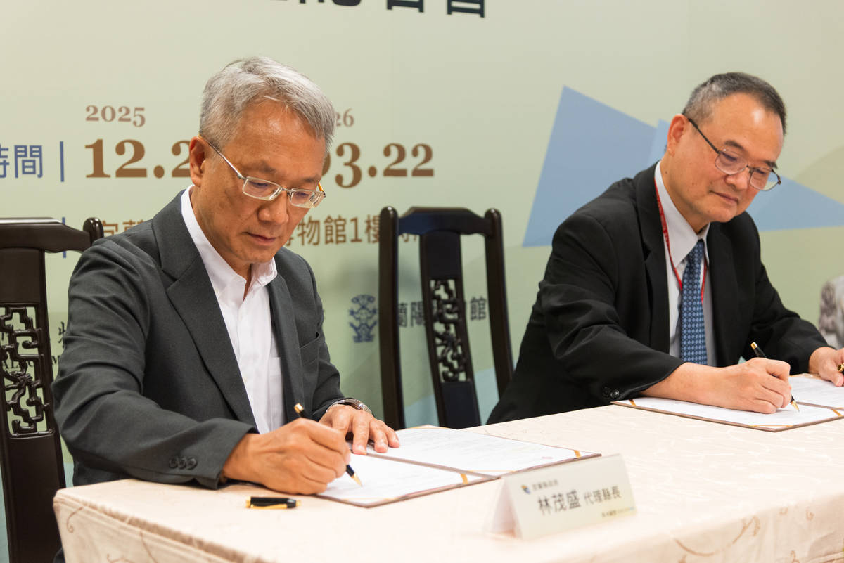 國立故宮博物院蕭宗煌院長與林茂盛代理縣長共同簽署合約。