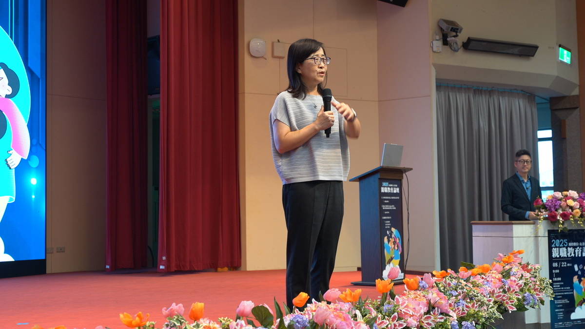 北市副市長林奕華表示，每週至少一天的「傾聽日」，用心傾聽孩子表達想法和感受
