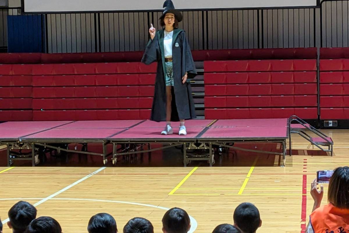 校長黃玉貞化身魔法師，帶領各年級小朋友尋找「勇氣地圖」碎片