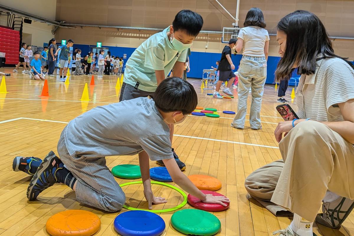 靠著隊友的引導，矇上眼睛的學生順利完成任務，學習「相信」的勇氣
