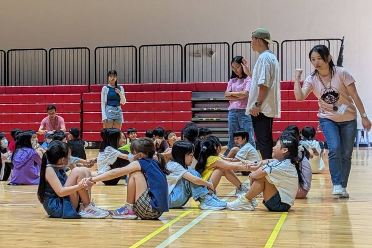 學生在闖關中學習合作和信任的勇氣