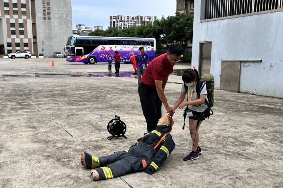 桃園永福國小「SDGs防災行動學習營」，學員體驗搬運消防員