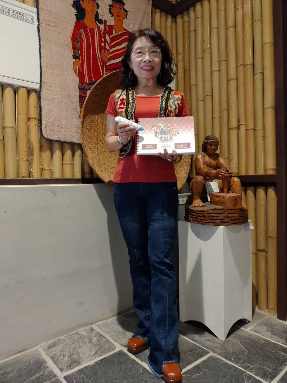 傅麗玉教授表示，研發的16族語版繪本及點讀筆，讓族語教學老師們愛不釋手