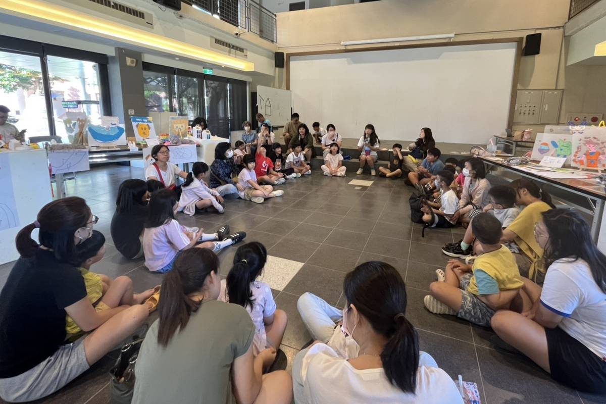 由臺東美術館主辦的暑期營隊「紙藝奇幻」夏令營，經過六天的精彩內容，小朋友在家長的陪同下，進行成果發表。