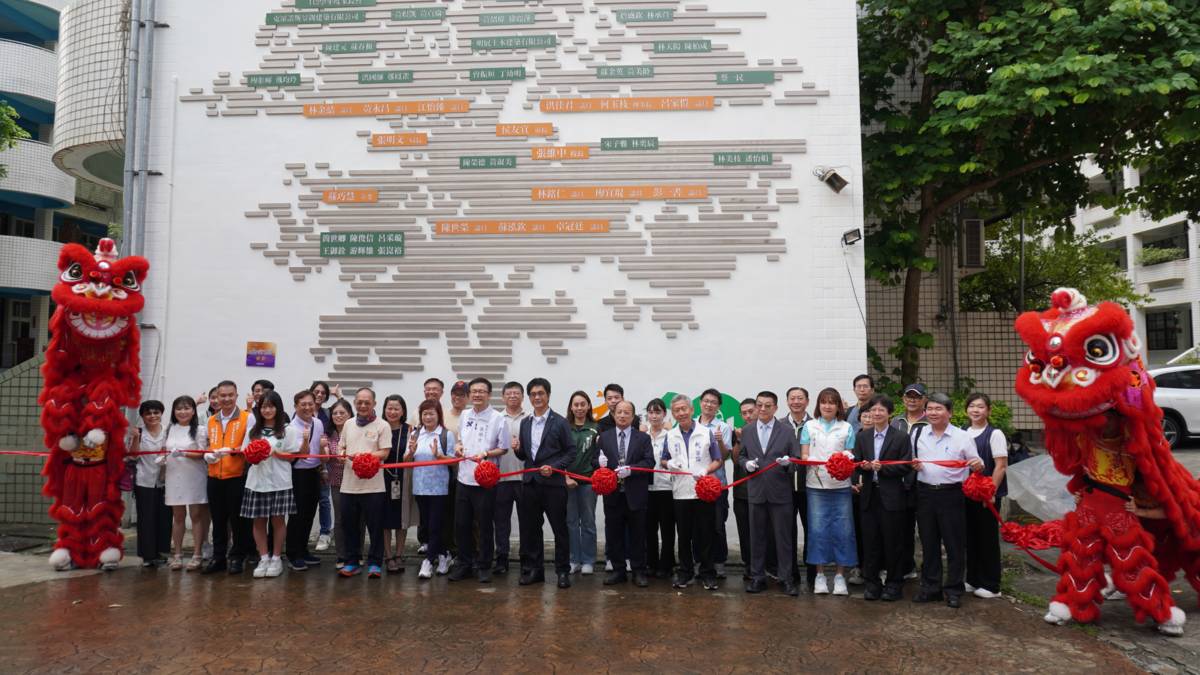 114年7月，育林國中成為新北市第一所通過幸福認證的國中，揭牌典禮選在象徵永續與希望的「育林永生樹」前舉行（照片提供：育林國中）。