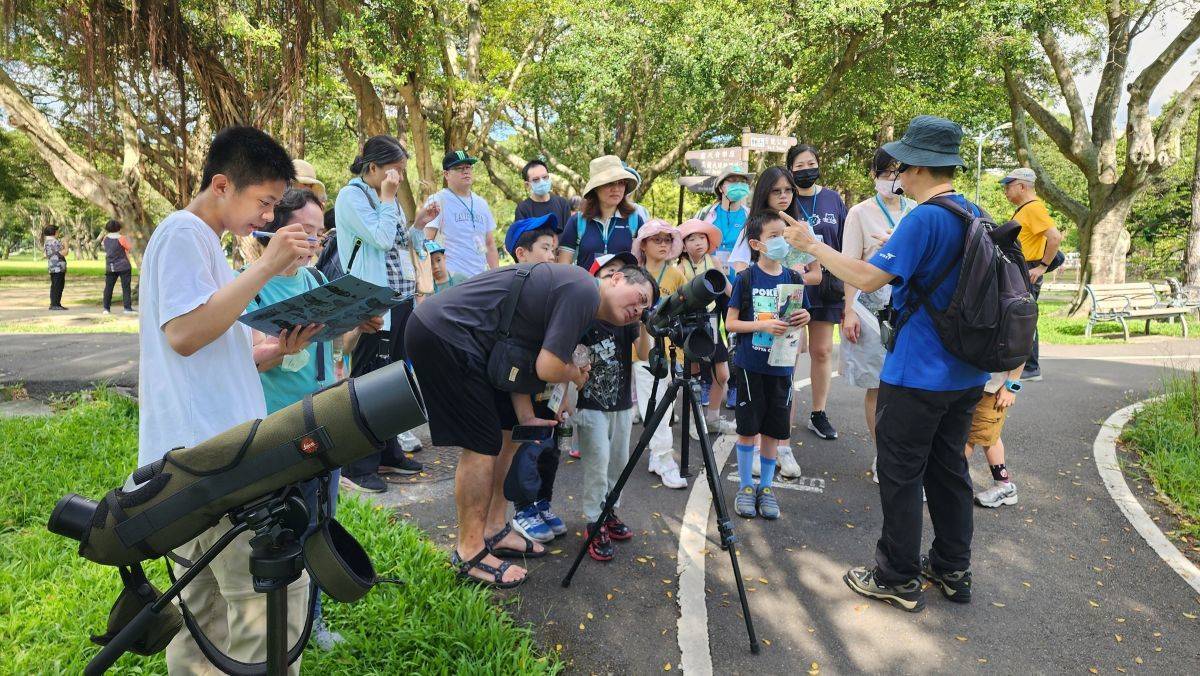 賞鳥活動由專業志工帶領，親子一同認識青年公園內常見的鳥類生態