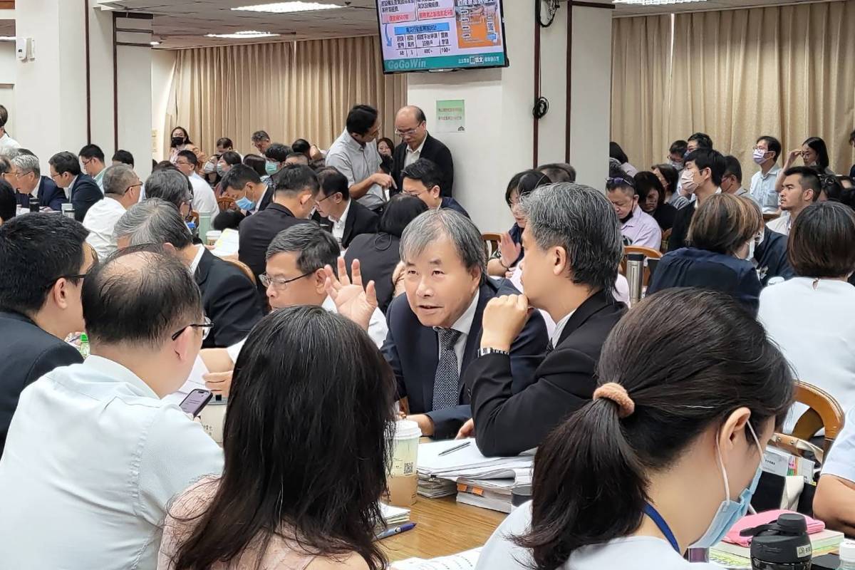 教育部部長鄭英耀出席特別預算審查