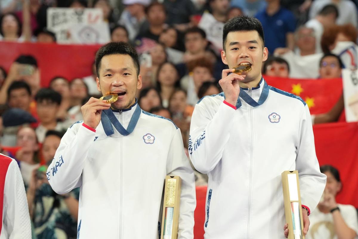我國奧運羽球選手李洋(左)將出任首任運動部部長，圖右為選手王齊麟，圖為兩人奪下巴黎奧運金牌頒獎典禮。(體育署提供)