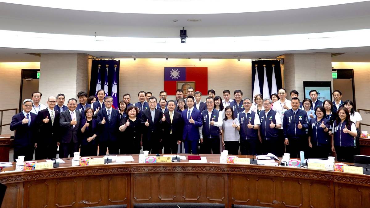 考試院副院長許舒翔偕同考試委員拜會臺北市政府，了解地方機關人力運用的困難。（考試院提供）