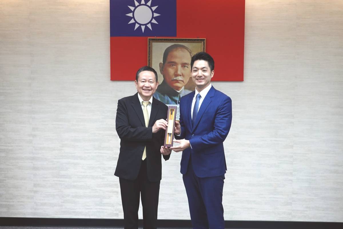 考試院副院長許舒翔(左)致贈紀念品予蔣萬安市長(右)。（考試院提供）