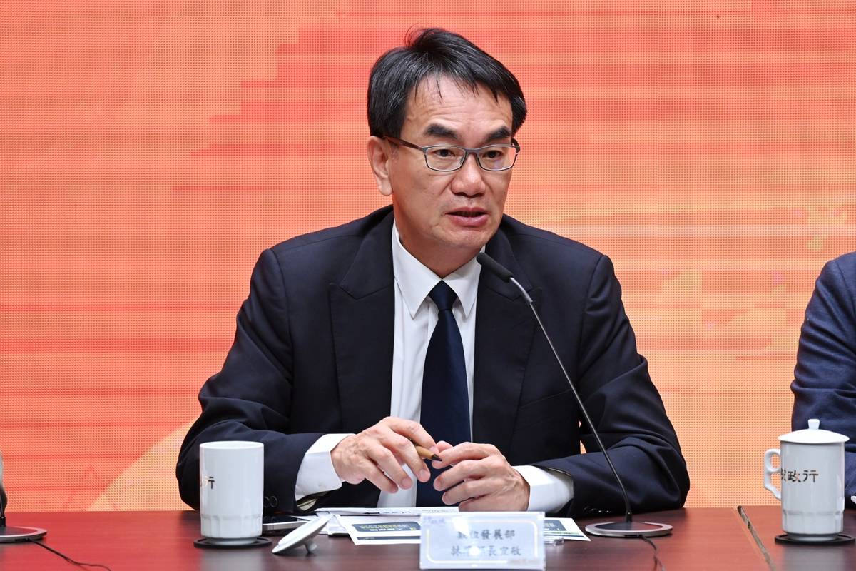 數位發展部次長林宜敬說明「人工智慧基本法」草案內容。(行政院提供)