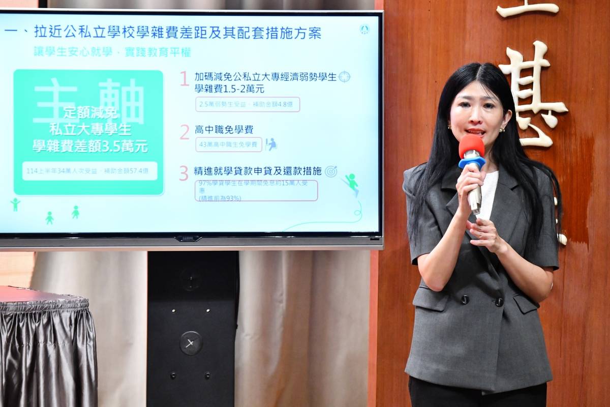 教育部青年發展署副署長諶亦聰說明教育部支持青年就學、進修的各項方案。(行政院提供)