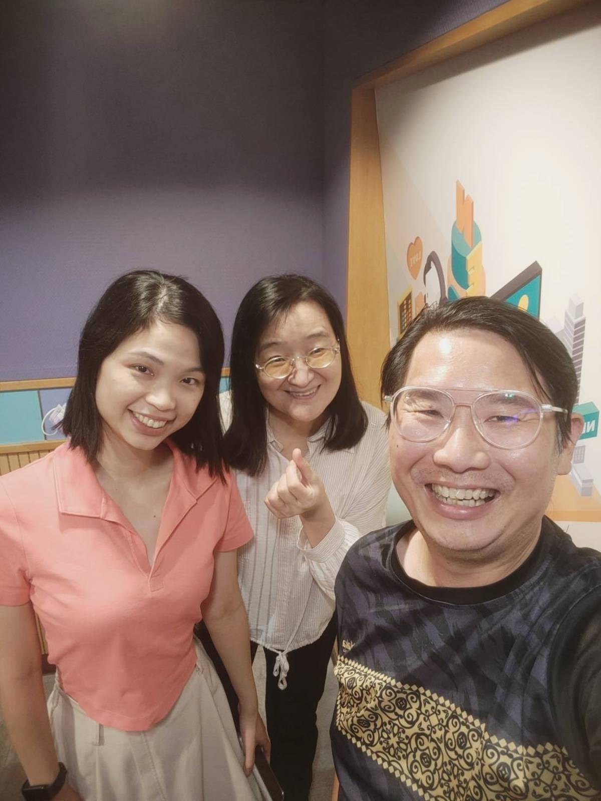 新二代來賓曾心慧(左)與主持人們
