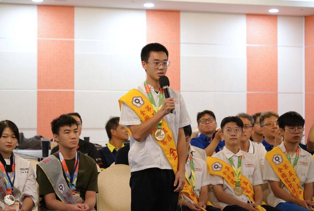 南港高工冷凍空調金牌選手黃柏凱表示，訓練過程日復一日反覆練習，將每個步驟做到標準化