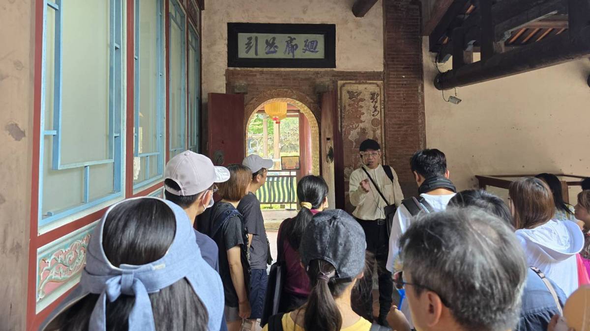 鄭勝吉老師為民眾導覽解說園邸特色