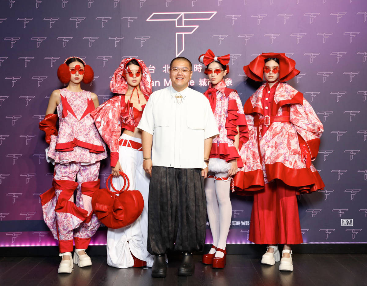 設計師王季澧與金獎「擬花蛇」 (北市商業處提供)