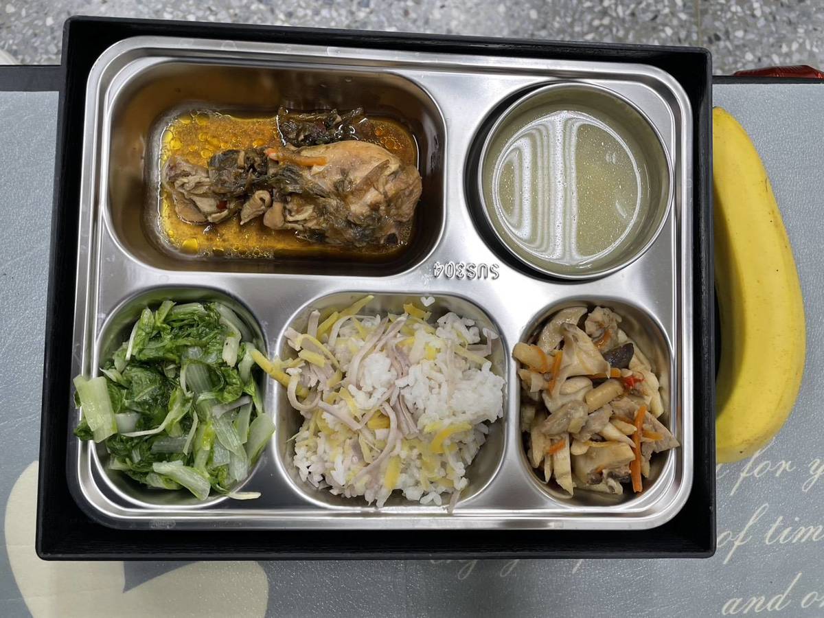 學校午餐選用符合農產品三章一Q認證的新鮮食材