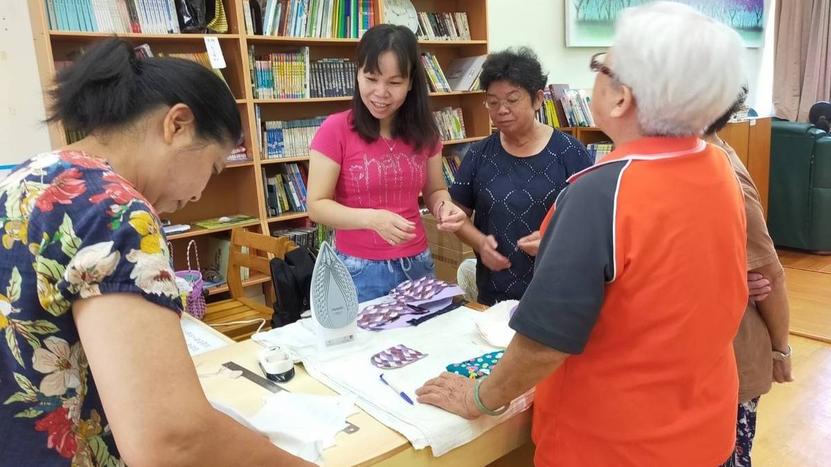 新住民胡氏碧園教導社區長輩們手縫布包