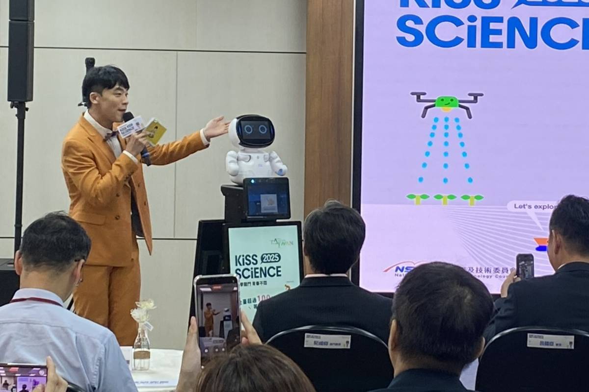 記者會現場更邀請國立臺南大學南大真平國網TAIDE台英語AI學伴機器人擔任解說員，與主持人以幽默互動的方式帶領來賓踏上奇妙之旅，歡迎民眾踴躍參與，一同來感受與科學的零距離接觸。(記者蘇瑞雯拍攝)