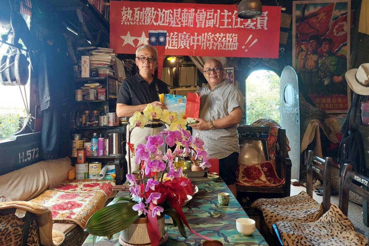 輔導會陳進廣副主委前往探視因受楊柳颱風造成災情的藝術家吳信和