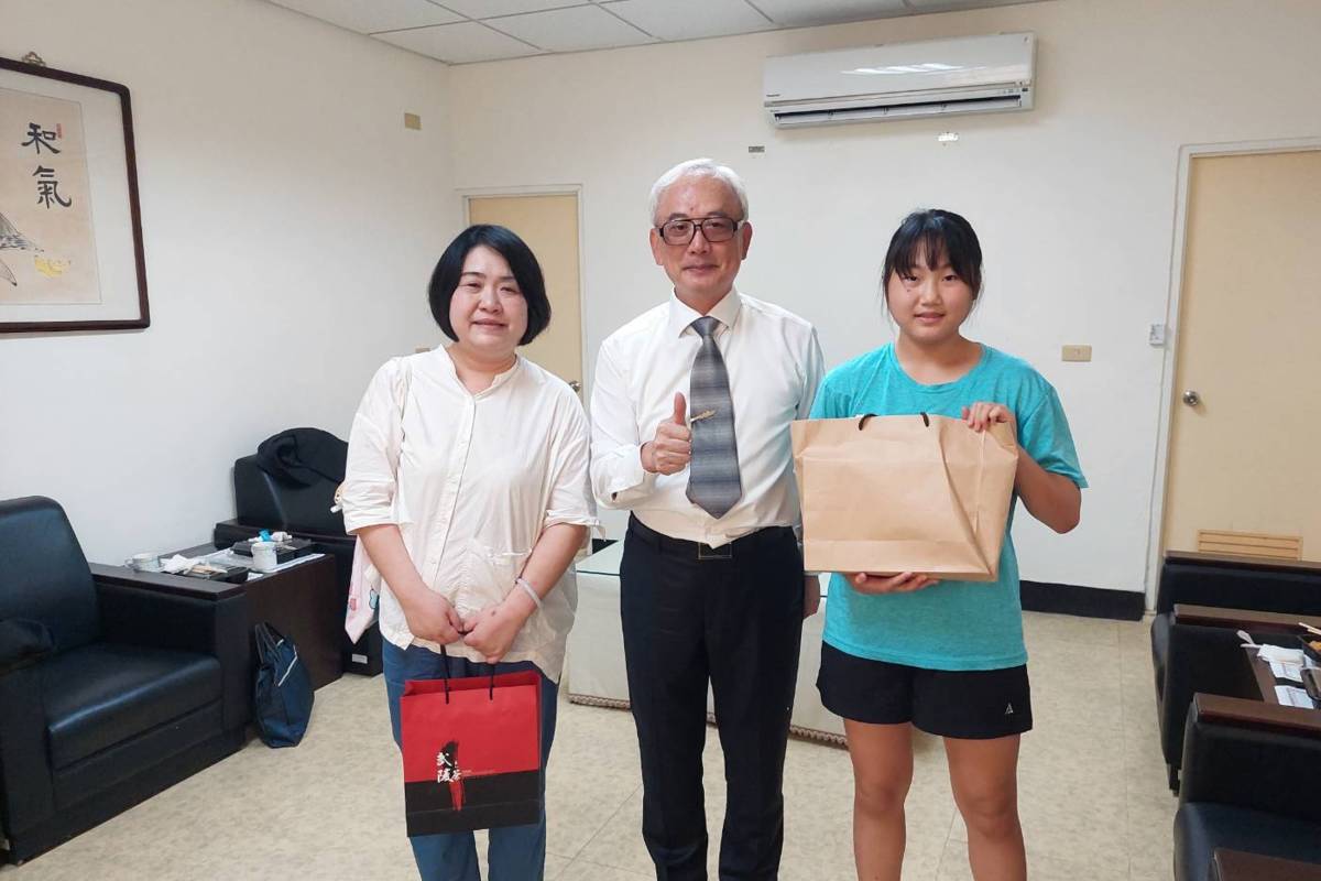 輔導會陳進廣副主委訪視勉勵求學之榮莘學子姜可心