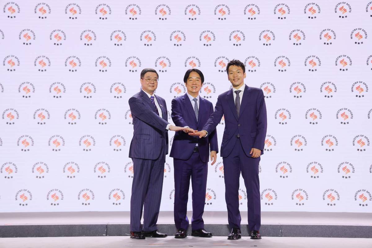 總統賴清德(中)、行政院院長卓榮泰(左)及運動部部長李洋於運動部揭牌儀式後合影。(運動部提供)