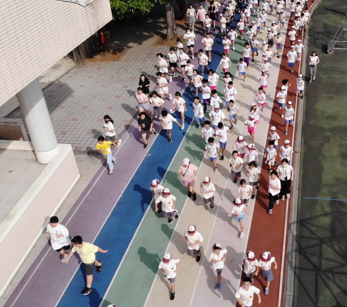 全校400人一起跑 新北育林國小慶祝國民體育日