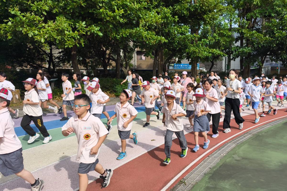 全校400人一起跑 新北育林國小慶祝國民體育日