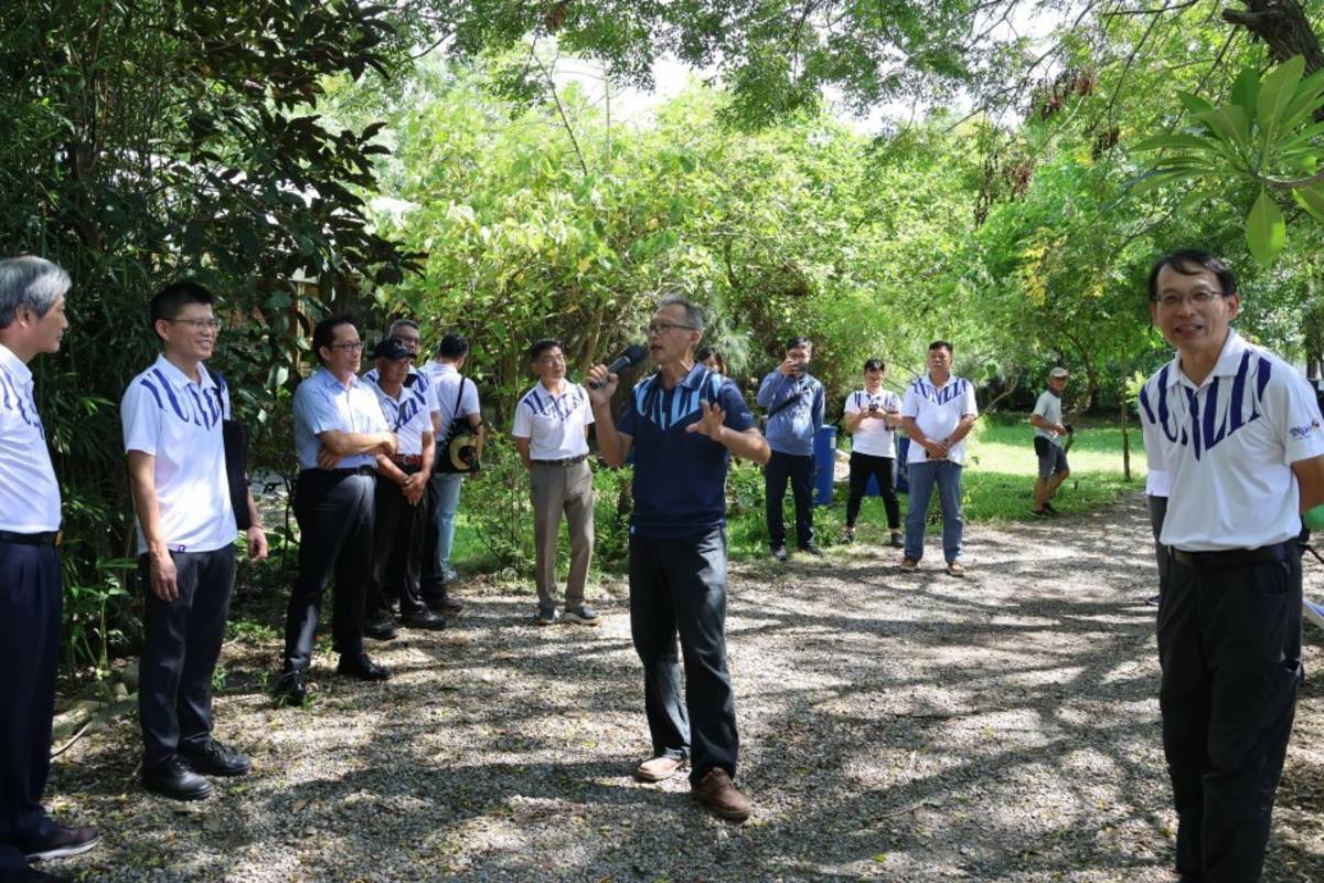 潮厝華德福國小校長廖宏彬及雲林縣人智學自然農法協會理事長何嘉祿解說學校「轉廢為能」的環境教育理念
