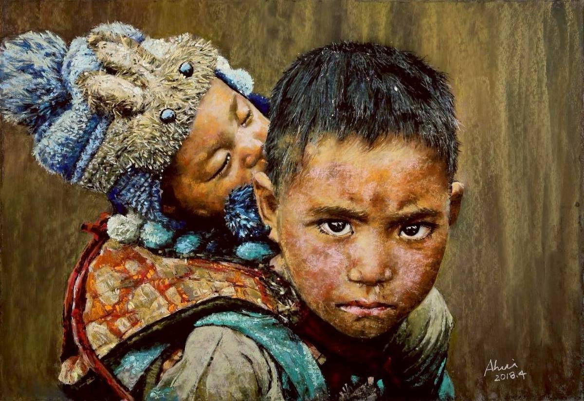 呂瓊慧作品《大涼山的褓姆哥：妹妹不重》，描繪孩童背著妹妹走山路，令人感動