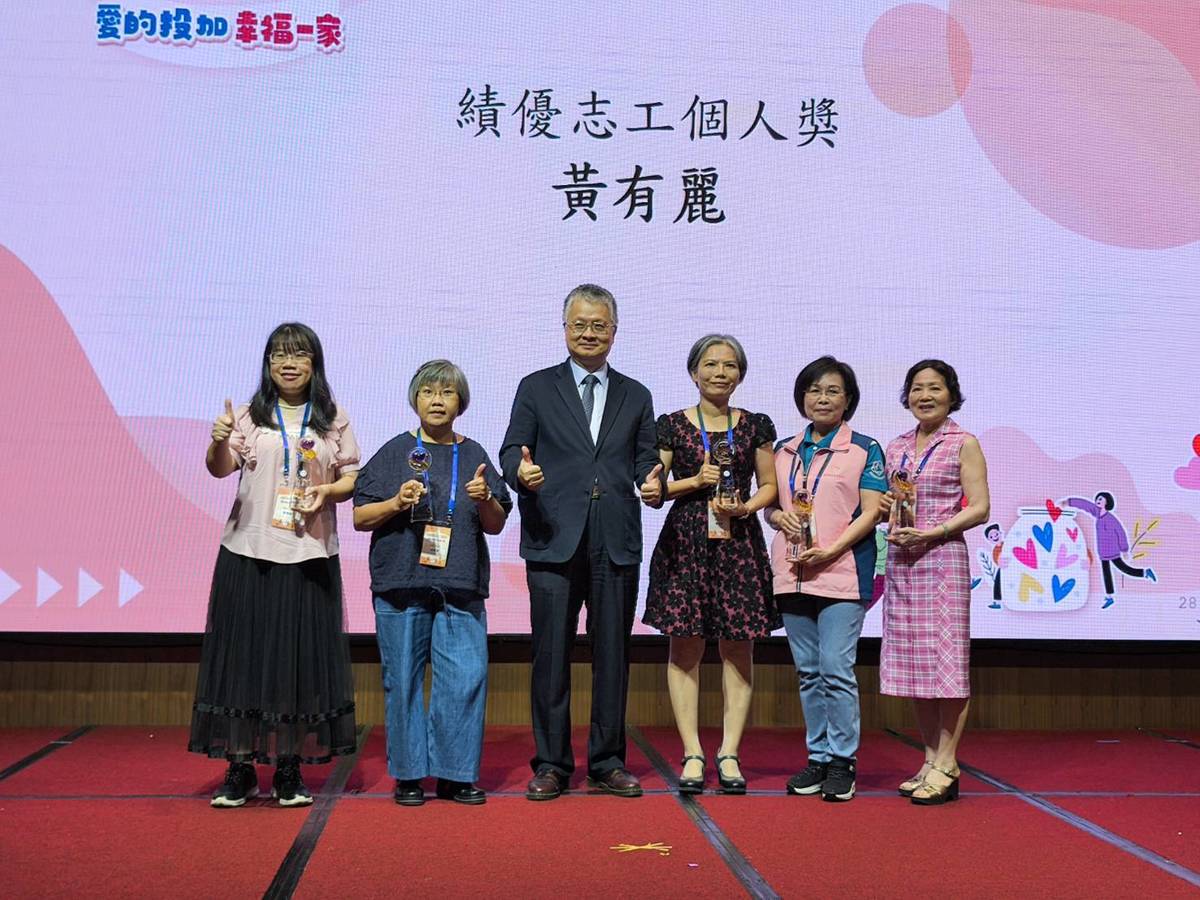 教育部次長劉國偉(左三)頒發家庭教育績優志工得獎人。