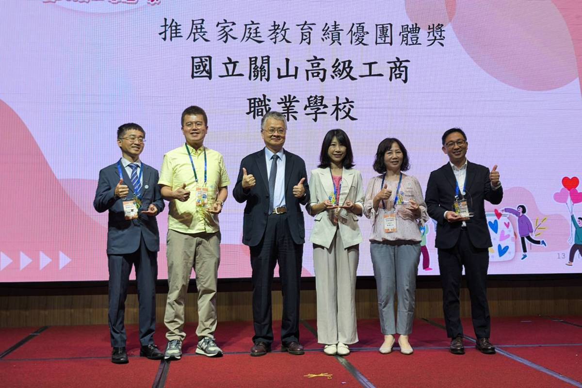 教育部次長劉國偉(左三)頒發家庭教育績優團體獎。