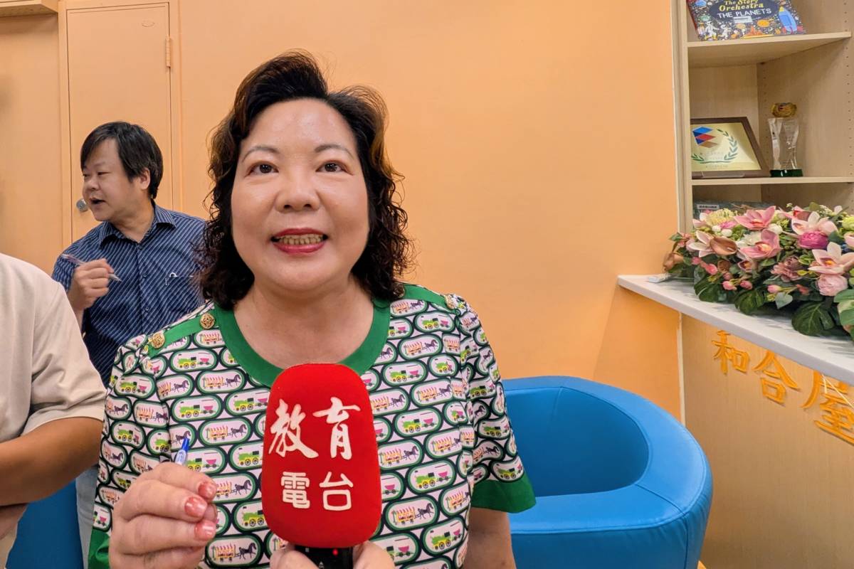 校長李淑芳表示，「和合屋」具備多元功能，用於親師交流、教師備課，並提供英語閱讀資源