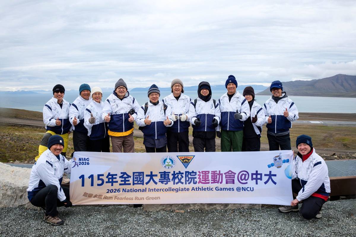  115年全大運聖火團隊在北極完成聖火引燃壯舉。(中央大學提供)
