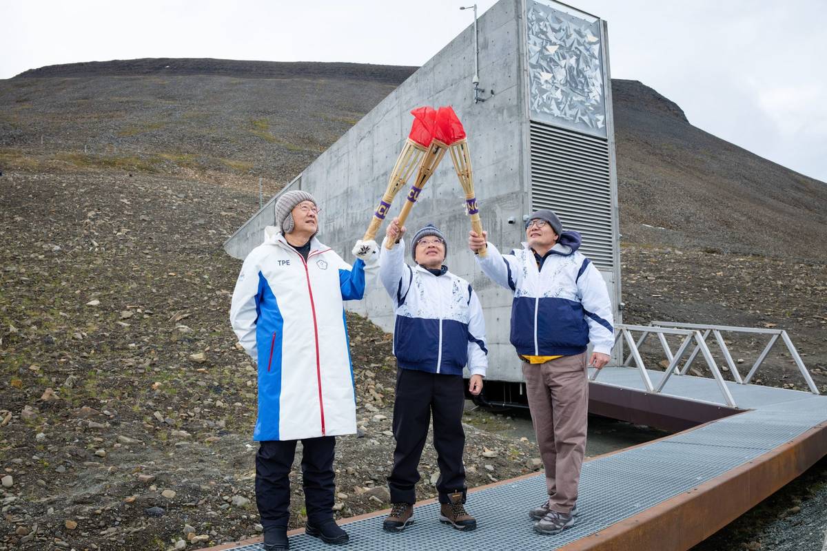 115年全大運史無前例地在北極引燃聖火，在全球種子庫（Seed vault）前，高舉臺灣原住民工藝的聖火火炬，象徵生命起源與無限希望。(中央大學提供)

