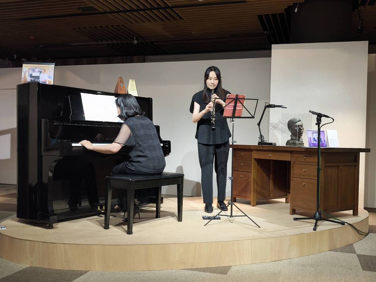 雙簧管演奏家李斐雯(右)與鋼琴家廖餃含演奏作曲家、國立臺北藝術大學音樂系馬水龍教授生前的作品《懷念》，其中剛琴就是馬水龍教授生前經常使用的鋼琴，特別在展覽中展出。