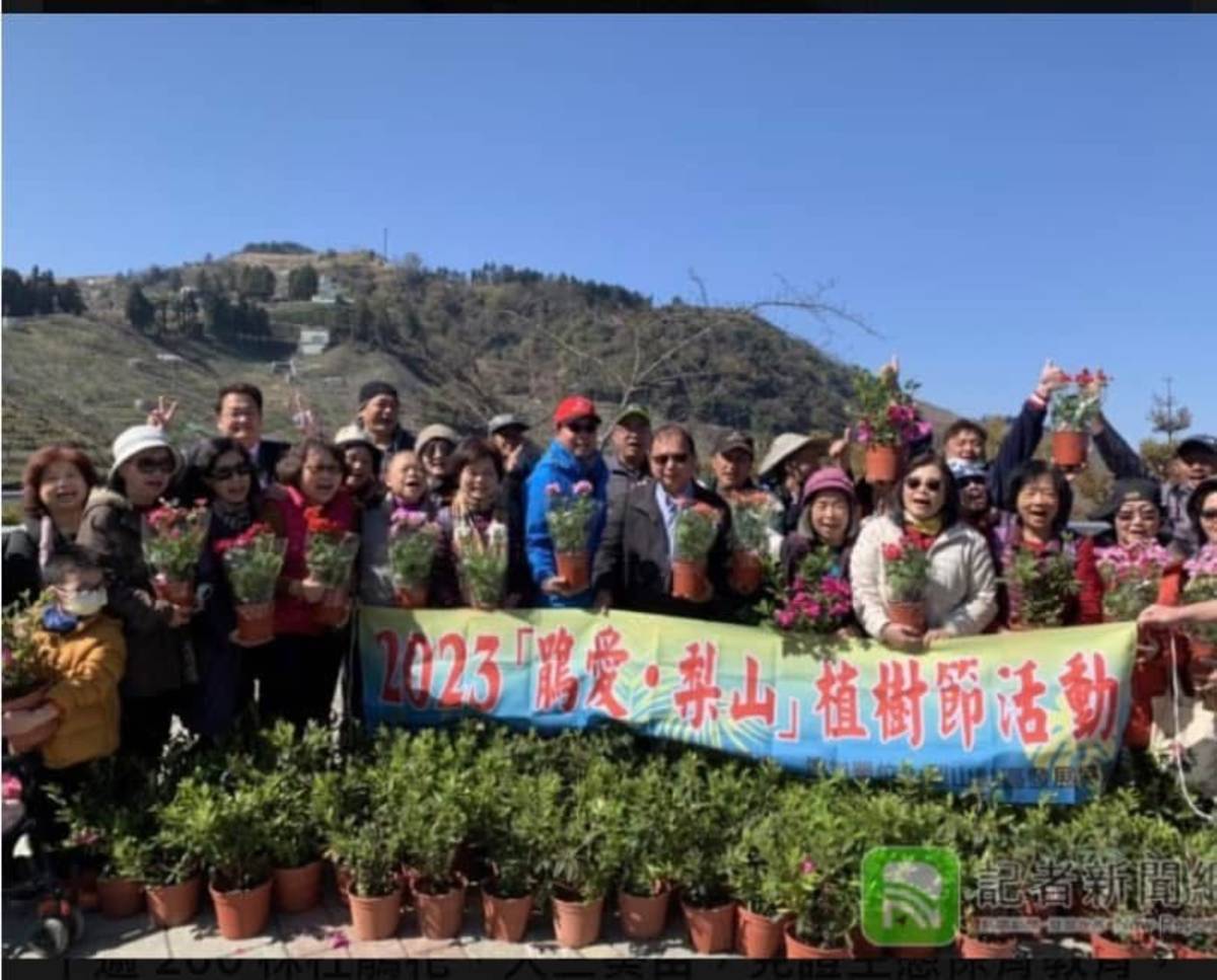 劉瑞卿老師帶領樂齡長輩到戶外出遊